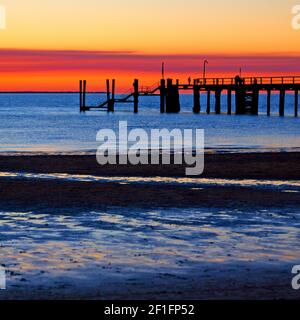 Paradieskonzept und entspannen Sie sich am Pier Strand Stockfoto