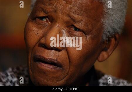 Nelson Mandela bei einer Pressekonferenz im South Africa House Auf dem Trafalgar Square über die libyschen Gefangenen sprechen, die waren Für schuldig befunden, die Bombe auf dem Lockerbie-Flugzeug gepflanzt disaster,14. Juli 2002 Foto Andy Paradise Stockfoto