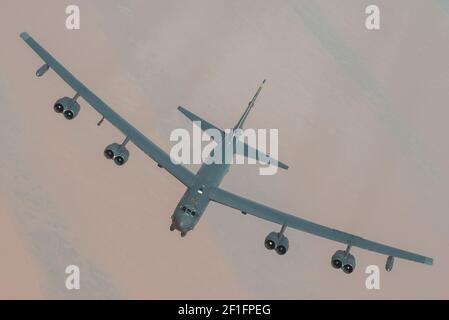 Ein strategischer Bomber der US Air Force B-52H Stratofortress, der dem Bombenflügel 5th zugewiesen wurde, bricht ab, nachdem er am 7. März 2021 über dem Persischen Golf aufgetankt wurde. Das Flugzeug flog über den Persischen Golf, um eine mögliche Aggression des Iran abzuschrecken. Stockfoto