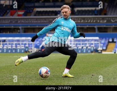 Kamil Jozwiak von Derby County erwärmt sich auf dem Spielfeld vor dem Sky Bet Championship-Spiel im St. Andrew's Trillion Trophy Stadium, Birmingham. Bilddatum: Samstag, 6. März 2021. Stockfoto