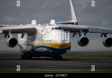 Antonov an-225 Mriya, das größte Transportflugzeug der Welt. Stockfoto