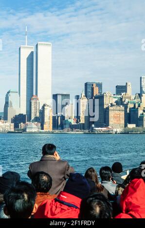 1999 - Skyline von New York vom Battery Park - Liberty Island Fähre über den Hudson River mit dem WTC Zwillingstürme des New York World Trade Center und Lower Manhattan Skyline aufgenommen in 1999 USA Amerika Stockfoto