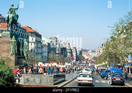 2002 - Prag Tschechische Republik - Wenzelsplatz in Prag Tschechische Republik EU Europa. Prager Statue von St. Wenzel, Wenzelsplatz, Prag, Tschechische Republik, Europa Stockfoto