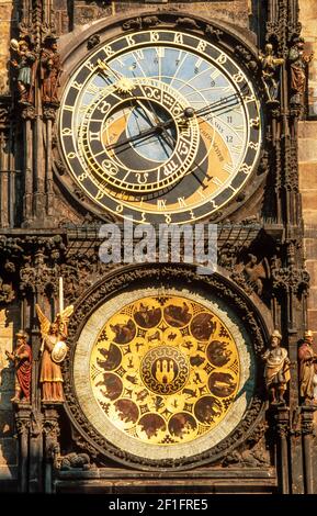 2002 Prag Tschechische Republik - Astronomische Uhr Prag Astronomische Uhr am alten Rathaus Staroměstská radnice Altstadtplatz Prag Tschechische Republik Europa. Die Prager astronomische Uhr oder Prager Orloj ist eine mittelalterliche astronomische Uhr, die an das Alte Rathaus in Prag, der Hauptstadt der Tschechischen Republik, angeschlossen ist.die Uhr wurde erstmals im Jahr 1410 installiert und ist damit die drittälteste astronomische Uhr der Welt und die älteste noch in Betrieb befindliche Uhr Stockfoto