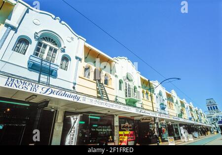 1999 Christchurch Neuseeland - Geschäfte und Cafés an der New Regent Street in der historischen Altstadt von Christchurch Neuseeland. Das neue Regent Steet befindet sich an der Tramstraße der historischen Straßenbahnen, die das Stadtzentrum umfahren.1995 wurde in der Innenstadt eine 2,5 Kilometer lange historische Stadtbahn als Touristenattraktion wiedereröffnet. Diese wurde nun mit einer 1,4 Kilometer langen Schleife hinunter zur High Street erweitert, die im Februar 2015 in Christchurch, South Island, Neuseeland eröffnet wurde Stockfoto