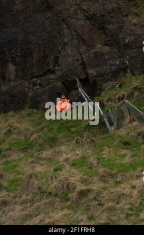 Edinburgh, Schottland, Großbritannien. März 2021, 8th. A Workman taking a break from work on 'The Radical Road' on Arthur's Seat, Edinburgh, 8. März 2021. Die Radical Road ist wegen der anhaltenden Gefahr von Steinschlag gesperrt. Laut Historic Scotland, das die Situation überwacht, fielen in einem Jahr 65 Tonnen Gestein auf den Weg. Kredit: Gayle McIntyre/Alamy Live Nachrichten Stockfoto