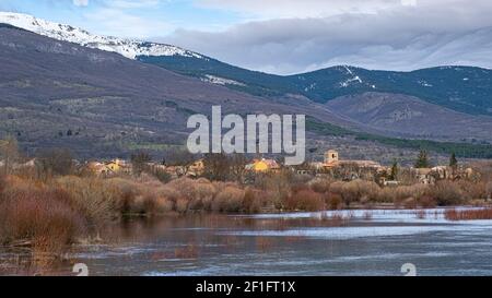 Landschaft des Lozoya Stausees mit dem Dorf Pinilla del Valle an einem bewölkten Tag in Madrid, Spanien Stockfoto