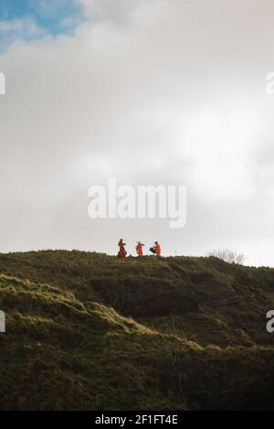 Edinburgh, Schottland, Großbritannien. März 2021, 8th. Arbeiter plaudern an der Spitze von "The Radical Road" auf Arthur's Seat, Edinburgh, 8. März 2021. Die Radical Road ist wegen der anhaltenden Gefahr von Steinschlag gesperrt. Laut Historic Scotland, das die Situation überwacht, fielen in einem Jahr 65 Tonnen Gestein auf den Weg. Kredit: Gayle McIntyre/Alamy Live Nachrichten Stockfoto