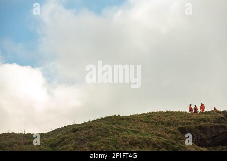 Edinburgh, Schottland, Großbritannien. März 2021, 8th. Arbeiter plaudern an der Spitze von "The Radical Road" auf Arthur's Seat, Edinburgh, 8. März 2021. Die Radical Road ist wegen der anhaltenden Gefahr von Steinschlag gesperrt. Laut Historic Scotland, das die Situation überwacht, fielen in einem Jahr 65 Tonnen Gestein auf den Weg. Kredit: Gayle McIntyre/Alamy Live Nachrichten Stockfoto