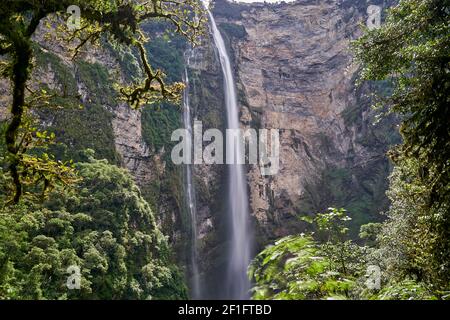 Lange Exposition von Gocta Katarakte, Catarata del Gocta, sind mehrjährige Wasserfälle mit zwei Tropfen in Perus Provinz Bongara in Amazonas, dritte Stockfoto