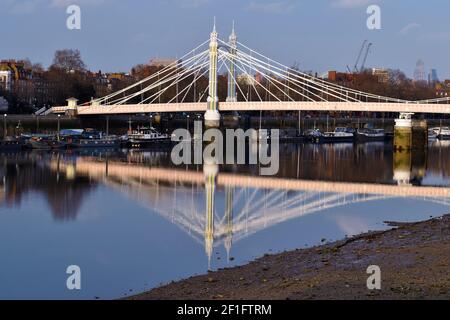 London, Großbritannien. März 2021, 8th. Albert Bridge spiegelte sich in der Themse im Abendlicht bei Ebbe. Kredit: JOHNNY ARMSTEAD/Alamy Live Nachrichten Stockfoto