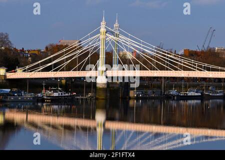 London, Großbritannien. März 2021, 8th. Albert Bridge spiegelte sich in der Themse im Abendlicht bei Ebbe. Kredit: JOHNNY ARMSTEAD/Alamy Live Nachrichten Stockfoto