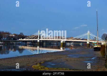 London, Großbritannien. März 2021, 8th. Albert Bridge spiegelte sich in der Themse im Abendlicht bei Ebbe. Kredit: JOHNNY ARMSTEAD/Alamy Live Nachrichten Stockfoto