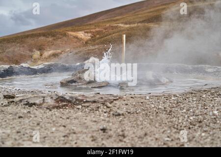 geysir einer geothermischen heißen Quelle im Hochland der Anden in Chile, Südamerika. Sprudelndes heißes Wasser Stockfoto