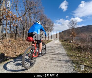 Radfahrer auf dem Rücken Sport auf Bergstraßen auf Ein sonniger Wintertag Stockfoto