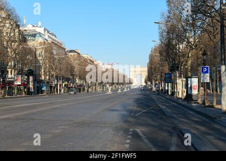 Paris, Frankreich. März 07. 2021. Blick auf die Avenue des Champs-Elysées mit dem Denkmal des Triumphbogens im Hintergrund. Stockfoto