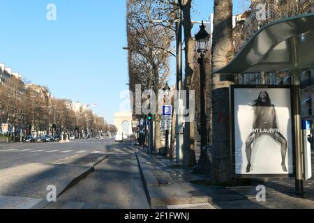 Paris, Frankreich. März 07. 2021. Blick auf die Avenue des Champs-Elysées mit dem Denkmal des Triumphbogens im Hintergrund. Stockfoto