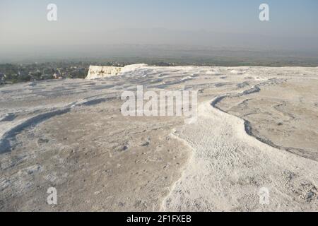 Panoramablick von Travertin Terrassen bei Pamukkale bei Denizli, Türkei. Stockfoto