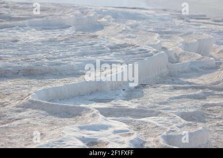 Details der Calciumbecken auf Travertin-Terrassen in Pamukkale, Türkei. Stockfoto