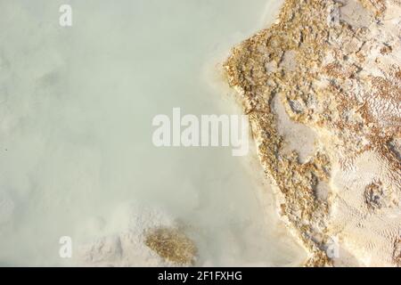 Türkisfarbenes Wasser in Travertin-Pools in Pamukkale. Stockfoto