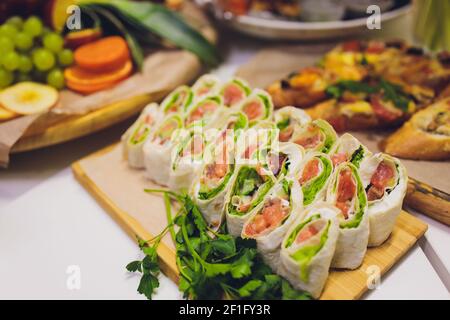 Buffet der Rezeption mit Burgern, kalte Snacks, Fleisch und Salate Stockfoto