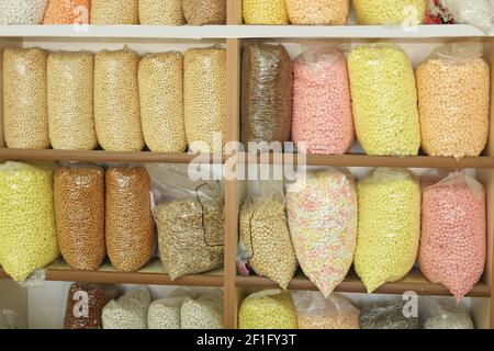 Verschiedene Vollkorngetreide auf dem Holzregal. Stockfoto