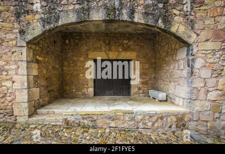 Alte Holztür eines Schlosses in Siguenza, Spanien Stockfoto