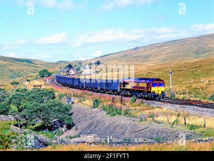 Klasse 66181 in Blea Moor auf Güterzug, Settle to Carlisle Railway, England Stockfoto