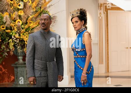 Coming 2 America (2021) Regie Craig Brewer und mit Eddie Murphy als Prince Akeem und Shari Headley als Lisa in dieser Fortsetzung des Coming to America 1988. Stockfoto