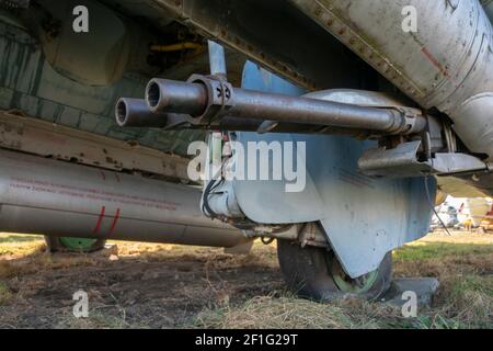 Sukhoi Su-22M4 - der Jagdcontainer SPPU-22-01 mit der mobilen Doppelkanone GSZ-23 - Polnisches Luftfahrtmuseum, Krakau, Polen, Europa Stockfoto