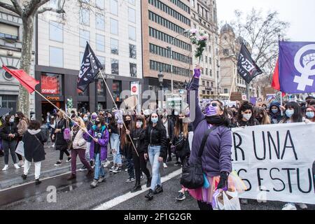 Demonstranten sahen während der Demonstration Fahnen und Banner hochhalten. Am 8. März, dem Internationalen Frauentag, rief die Union of Students of Catalonia einen feministischen Streik in Barcelona mit dem Titel "für eine feministische Bildung" aus. Stockfoto