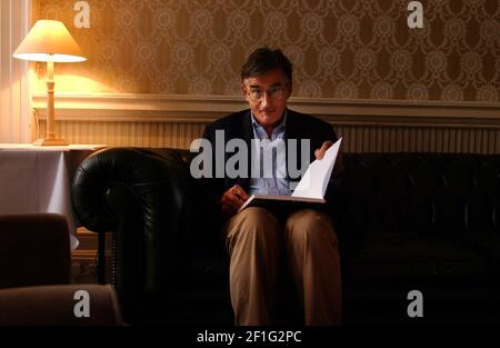 DER SCHRIFTSTELLER ANTHONY BEEVOR RELAXS IM WRITERS ROOM IN CHELTENHAM RATHAUS FÜR DAS LITRARY FESTIVAL, DAS TODAY,11/10/02 BEGINNT PILSTON Stockfoto