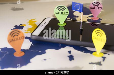 Spielzeugauto, Galileo Pin und ein Smartphone über eine EU-Karte. Galileo-System-Metapher Stockfoto