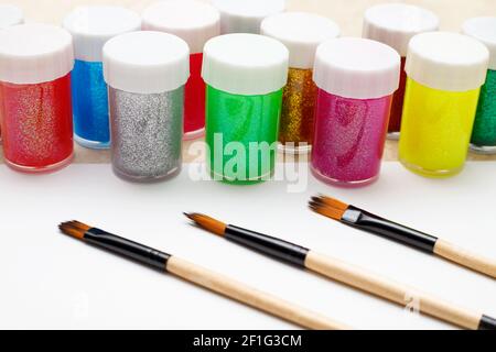 Farben und Pinsel auf dem Tisch. Handwerk, Kunst und Hobby Konzept Stockfoto