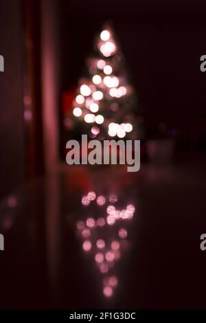 Abstrakt weihnachten Hintergrund mit defokussierten Lichter Lichter isoliert auf schwarz Stockfoto