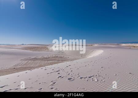 Weiße Sanddünen zeigen Windwellen in Formationen von Gipshügeln im National Monument Park im Südwesten nordamerikas mexiko Naturgebiet. Stockfoto