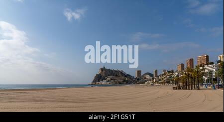 Blick auf den leeren Strand von La Cala und Benidorm mit seinen Hotels und der Skyline eines Hochhauses Stockfoto