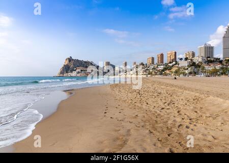 Blick auf den leeren Strand von La Cala und Benidorm mit seinen Hotels und der Skyline eines Hochhauses Stockfoto