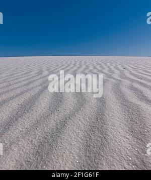 Weiße Sanddünen zeigen Windwellen in Formationen von Gipshügeln im National Monument Park im Südwesten nordamerikas mexiko Naturgebiet. Stockfoto