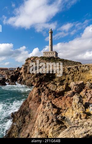 Eine vertikale Ansicht des Leuchtturms bei Capo Palos in Murcia im Südosten Spaniens Stockfoto