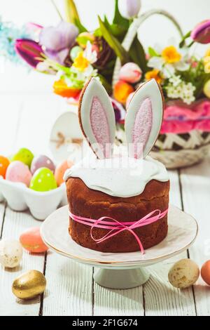 Osterkuchen mit Hasenohren und bunten Eiern dekoriert Stockfoto