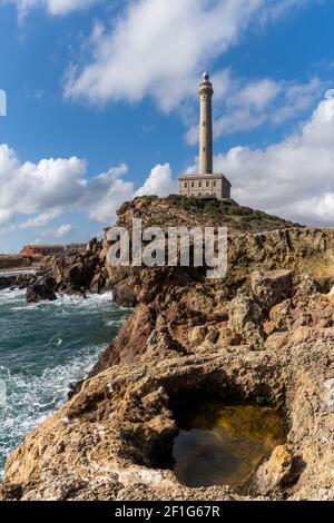 Eine vertikale Ansicht des Leuchtturms bei Capo Palos in Murcia im Südosten Spaniens Stockfoto