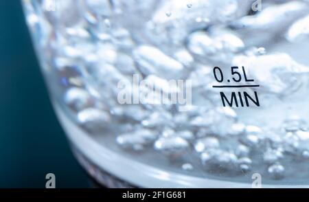 Das Wasser wird in einem Wasserkocher mit durchsichtigen Wänden, aus der Nähe gekocht. Stockfoto