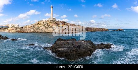 Ein Panoramablick auf den Leuchtturm von Capo Palos in Murcia im Südosten Spaniens Stockfoto