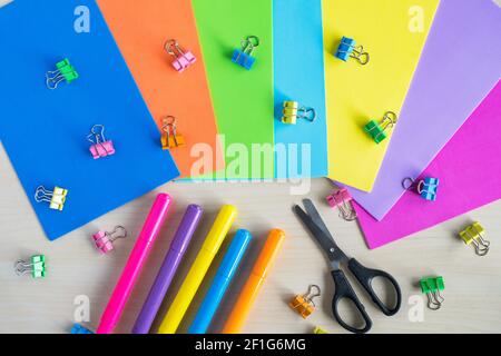 Business-Arbeitstisch-Modell mit leerem Papier für Text in der Mitte. Arbeiten oder studieren Konzept. Flaches Lay on Desk mit Computer-Tastatur, Zelle ph Stockfoto