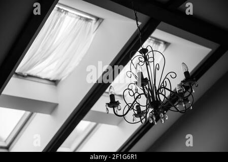 Dachfenster im Dach des Hauses Stockfoto