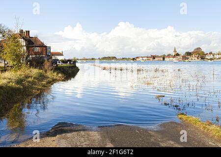 Hochwasser überflutet die Straße im Dorf Bosham, West Sussex UK. Es ist hier, dass König Canute (Knut) angeblich haben vergeblich instruiert die Flut Stockfoto