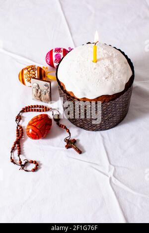 Osterkuchen und bunte Eier auf weißem Hintergrund Stockfoto