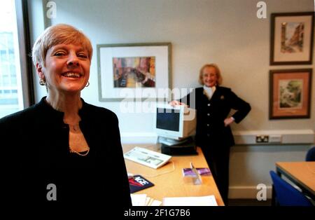 MAGGIE HOLMES (L) MIT IHRER BOSS LADY SOLLY GREENGROSS, DIE GENERALDIREKTORIN VON AGE CONCERN IST. ICH ARBEITE FÜR... UNABHÄNGIGE FUNKTION Stockfoto