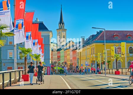 Villach - Juli 2020, Österreich: Man läuft über die Brücke zur Hauptstraße in einer kleinen österreichischen Stadt Stockfoto